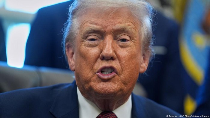 Balasan Trump Saat Pendukung Teriak Biaya Hidup Kian Mahal